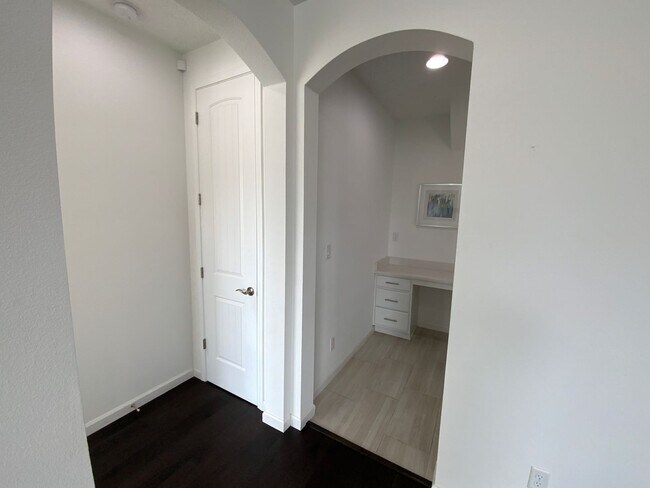 Building Photo - 5 Bedroom Luxury Home Available Near Louis...