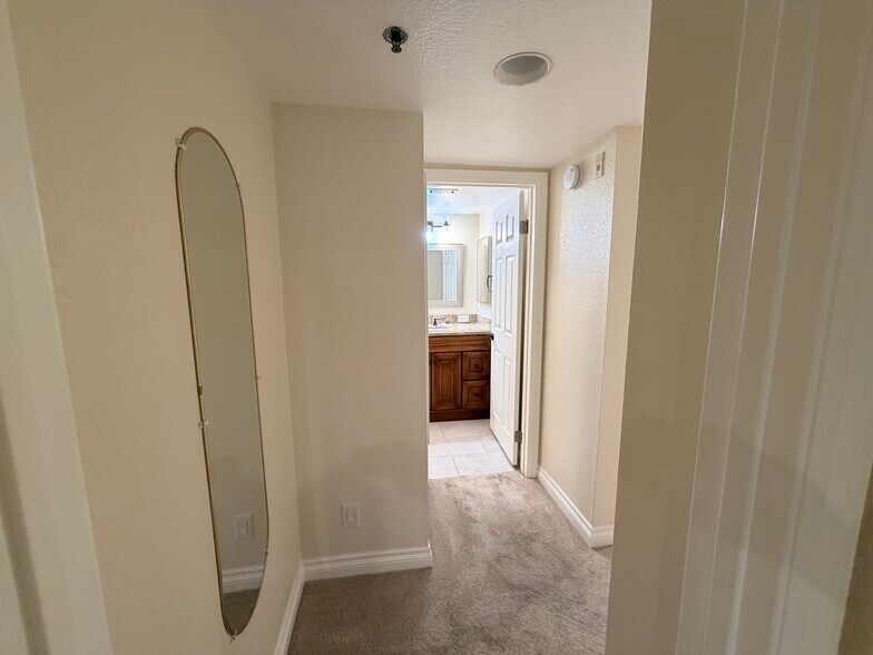 Building Photo - 653 Oak Run Trl