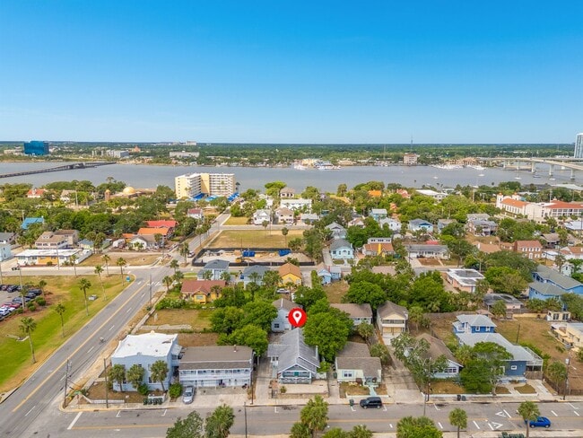Building Photo - Charming 2 Bed, 2 Bath Home Near the World...