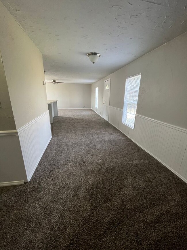 Building Photo - 1 bedroom 1 bath in Romney AVAILABLE FOR L...