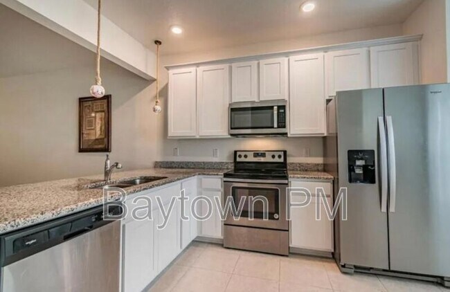 Building Photo - 1122 Hillhurst Dr