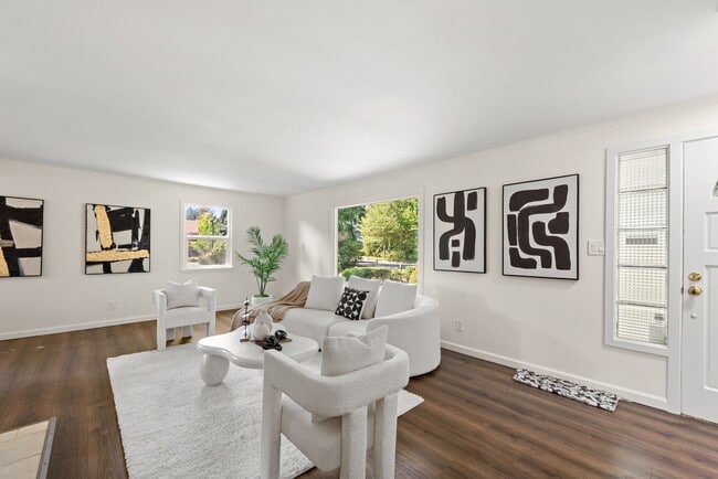 Building Photo - Peaceful Lakefront Living in Kirkland