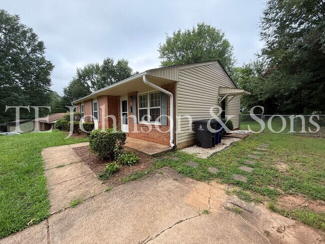 Building Photo - Charming 4 Bedroom Ranch with Fenced Yard and Hardwood Floors