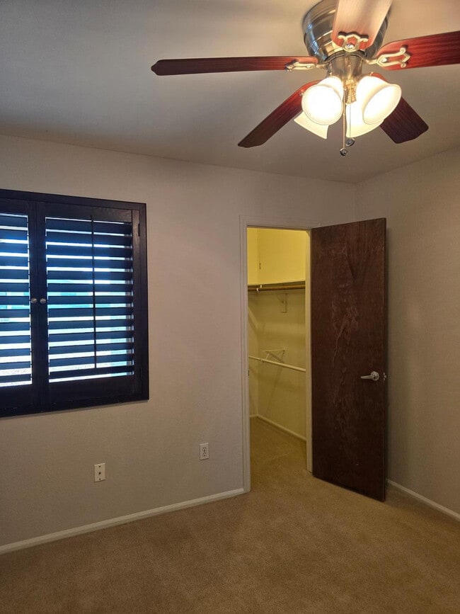 Building Photo - 1615 W Summit Pl