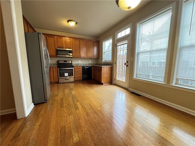 Building Photo - 738 Grove Manor Park