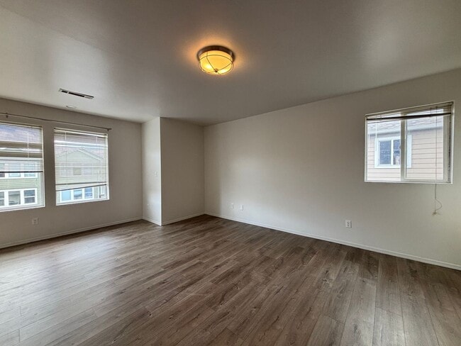 Building Photo - 4 Bedroom Townhome in Hawks Ridge