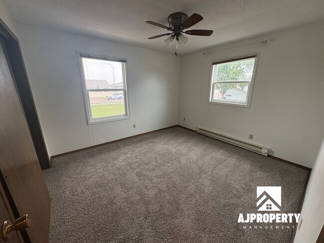 Building Photo - 600 E Aspen Blvd