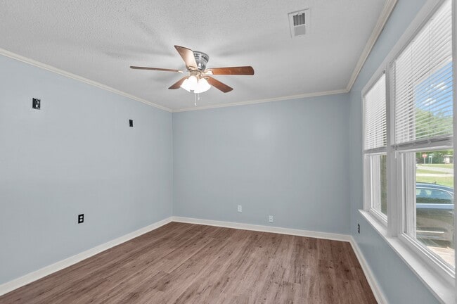 Building Photo - 550 St David St