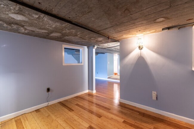 Building Photo - 156 Porter St