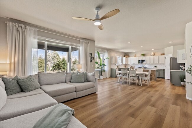 Building Photo - Spacious 4-Bedroom Home with Private Backy...