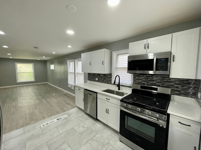 Building Photo - Newly Renovated 2-bed 2-bath - In Unit Lau...