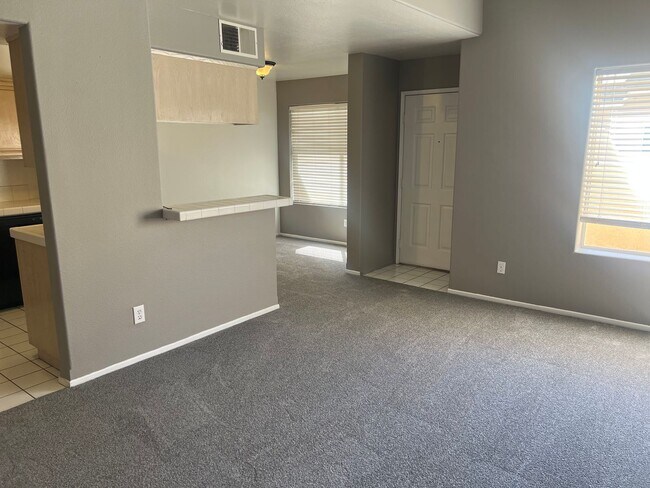 Building Photo - 3 Bedroom 2 Bathroom Townhome for Rent in Palmdale