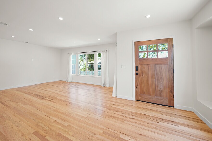 Building Photo - 6501 Hesperia Ave