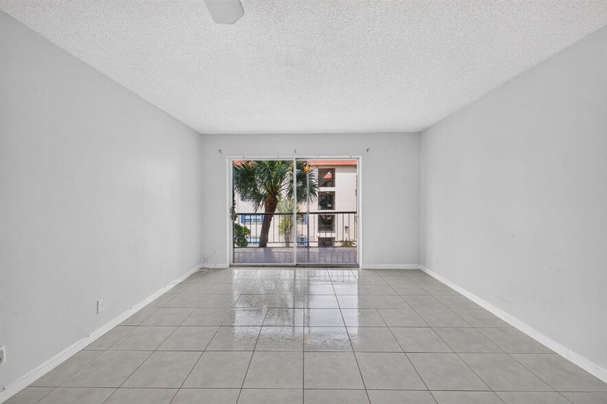 Building Photo - 660 Tennis Club Dr