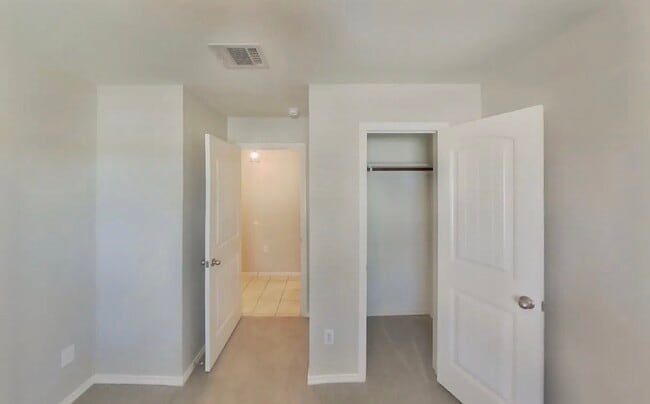 Building Photo - AVAILABLE NOW READY TO MOVE IN