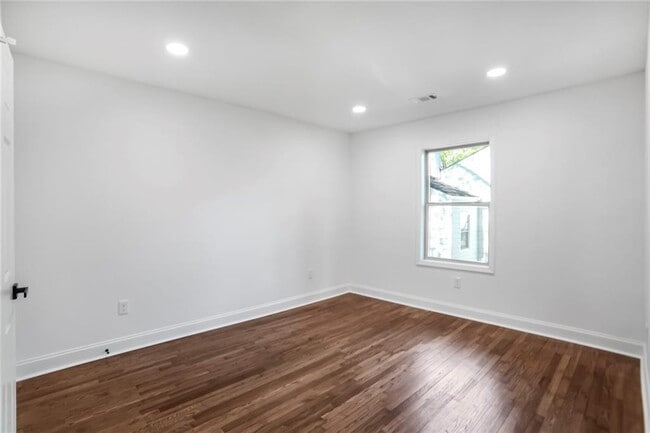 Building Photo - 1321 Avon Ave SW