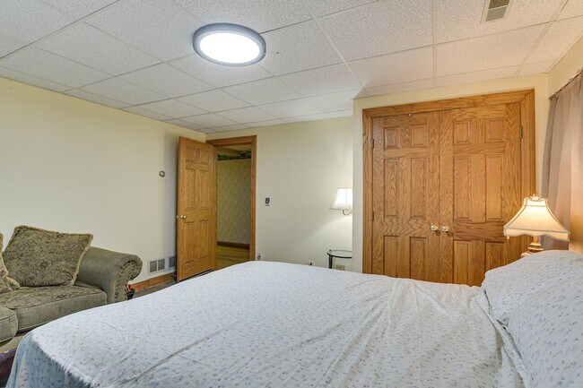 Building Photo - 7 Creekside Ln