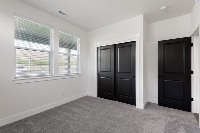 Building Photo - Generational suite w/separate entrance!