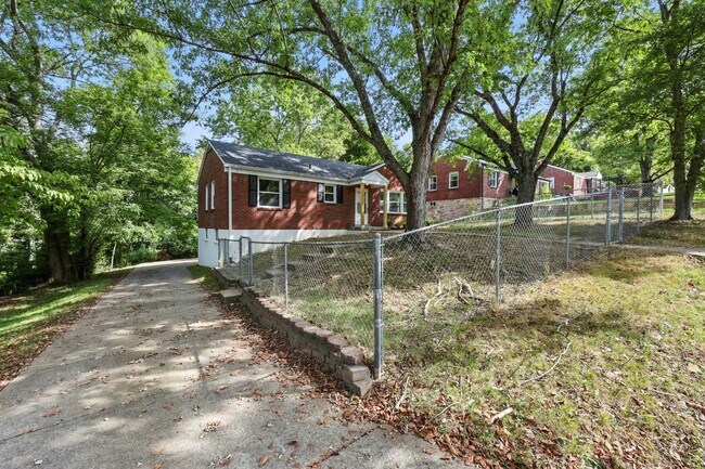 Building Photo - 3 Bedroom Pet Friendly Home For Rent Near Downtown Clarksville