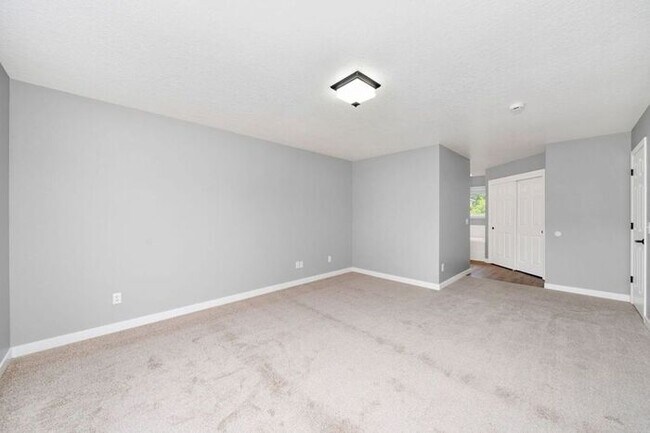 Building Photo - Stunning 4 bedroom, 2.5 bathroom home!! Must See!!