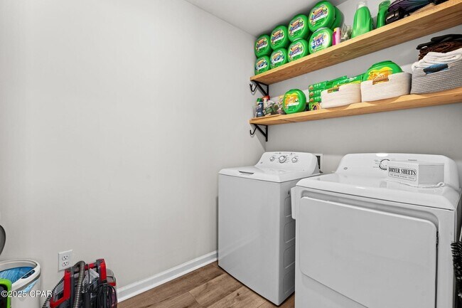 Building Photo - 326 Raven Ln