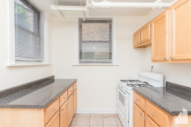 Building Photo - 4951 N Oakley Ave