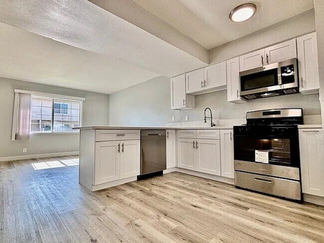 Building Photo - 1018 Mission Dr