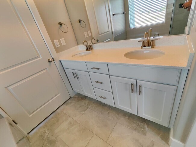 Building Photo - Spacious 6 Bed, 3.5 Bath Home in Clinton, UT