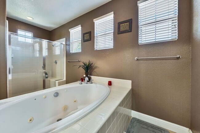 Building Photo - 9952 Spring View Way