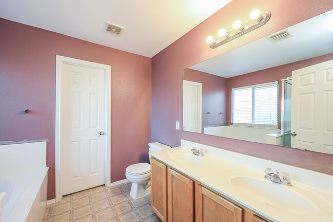 Building Photo - Spacious 4-Bedroom Home in San Antonio, TX