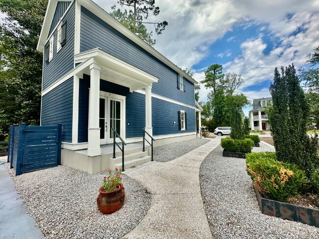 Building Photo - Large Modern Loft Home in Downtown Bluffton!