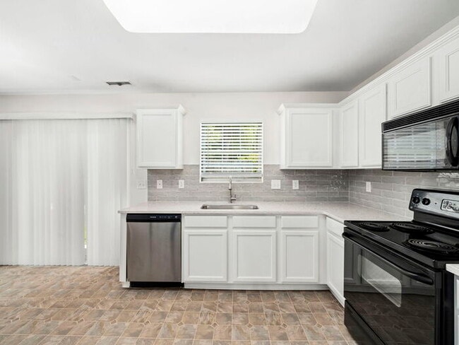 Building Photo - Spacious and Move-In Ready Home! - Fenced Yard!