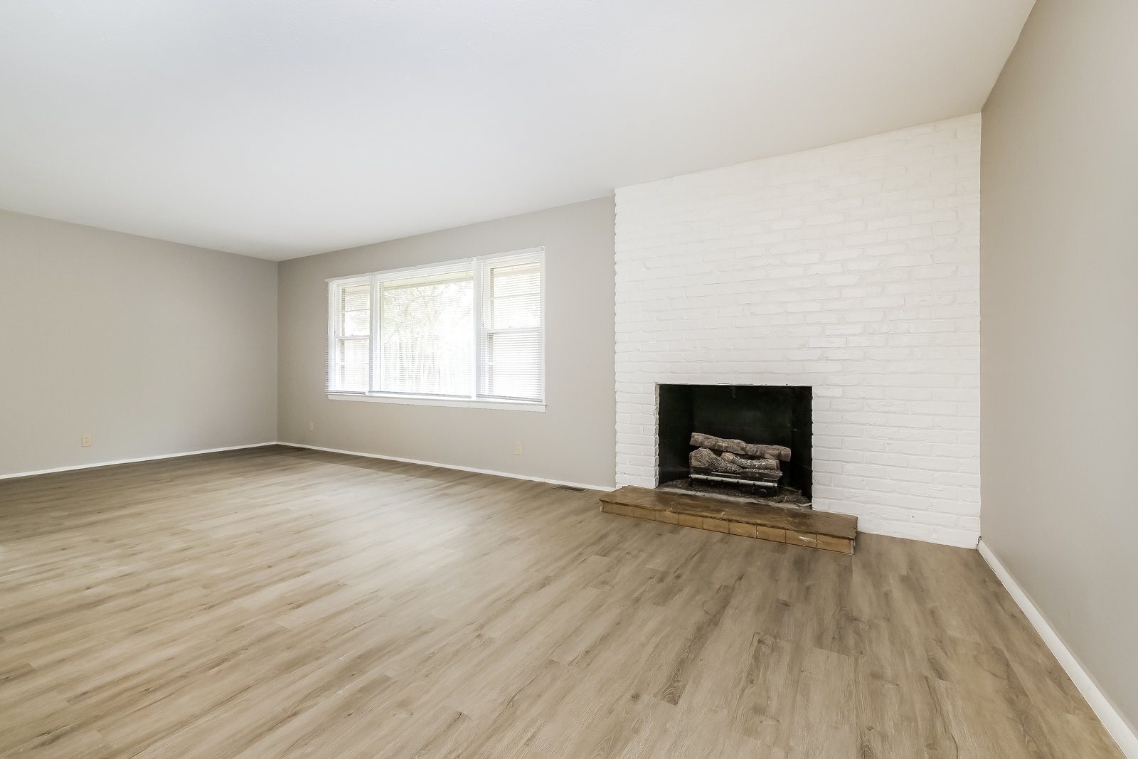 Building Photo - 8549 Meredith Ave