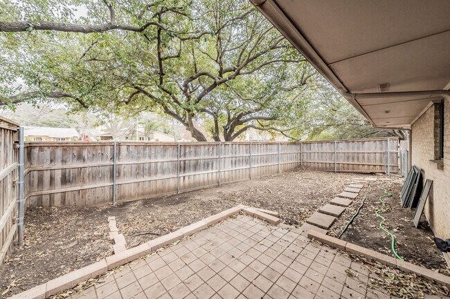 Building Photo - Prime Location in Overton West! Spacious D...