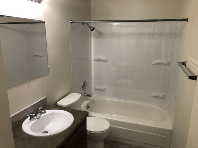 Building Photo - Updated 2 bed 1 bath dulpex in Eugene!
