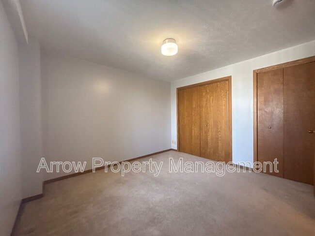 Building Photo - 208 E 5th St