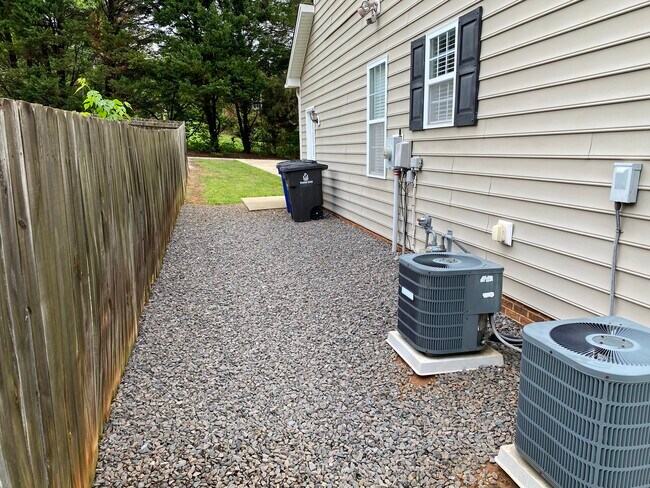 Building Photo - 100 Savannah Meadows Dr