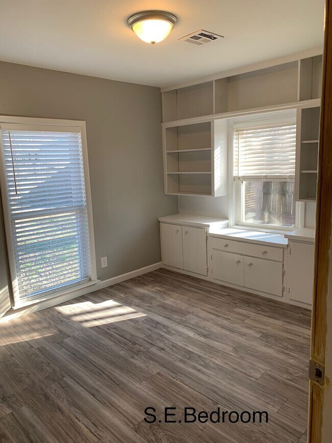 Building Photo - Charming Two Bedroom Downtown Springdale -