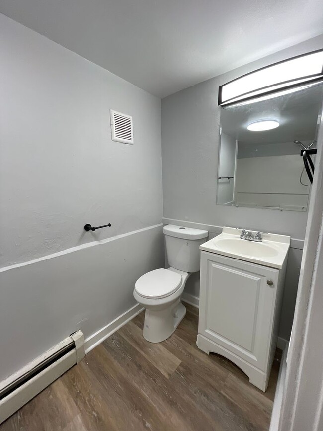 Building Photo - Modern 3 bed, move in ready! Section 8 Acc...