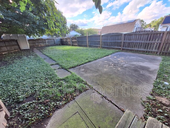 Building Photo - 114 S Cedar St