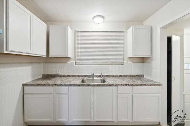 Building Photo - $1,300/month - 3 Bed 1 Bath Single Family Home in Detroit