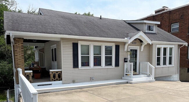 left street view to show side porch - 735 S Grand Ave