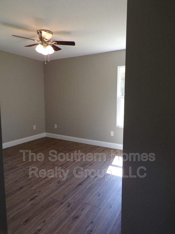 Building Photo - 533 Anton St