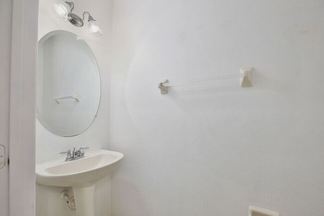 Building Photo - Beautiful 2/2.5 Cozy Townhome with a 1 Car Garage in the Gated Community of Victoria Pines - Orlando