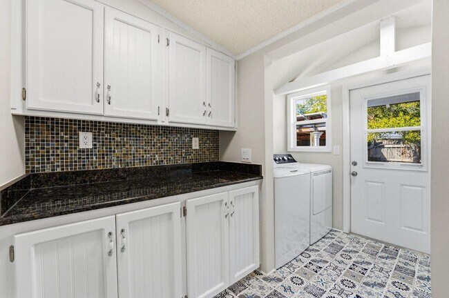 Building Photo - 215 Lee Pl