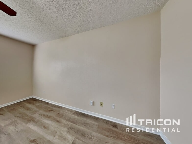Building Photo - 3259 Jorns St