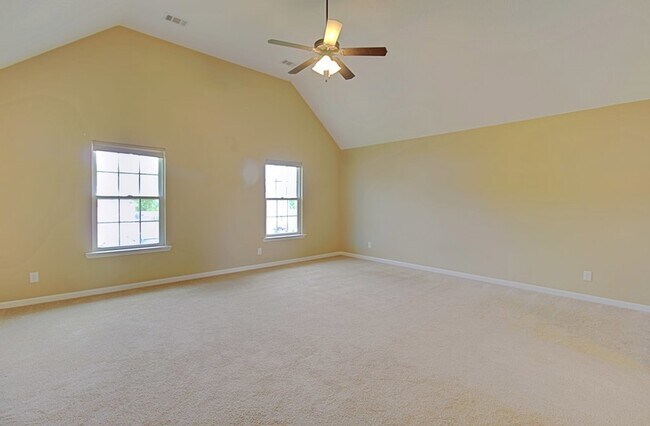 Building Photo - 935 Mustang Ln NE