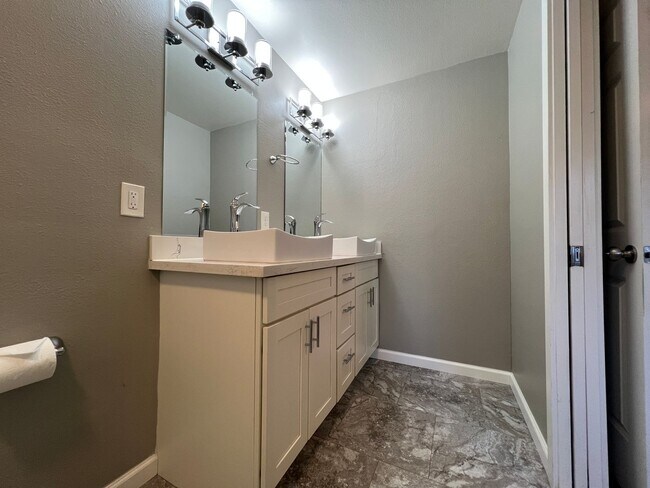 Building Photo - 3 Bedroom 2.5 Bath in Desirable Renton Fairwood Greens