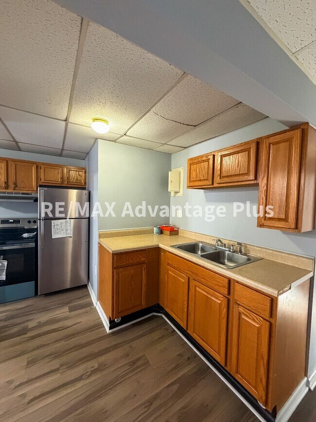 Building Photo - 400 S Main St