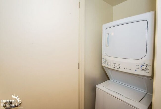 Building Photo - Modern Downtown 1Bdm 1Ba Condo at Juhl!